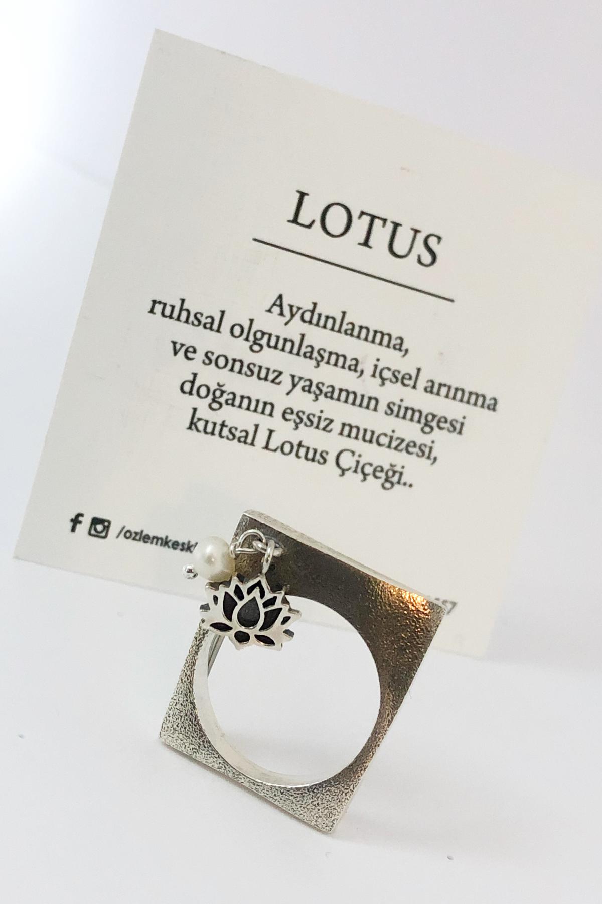 Lotus & İnci Detay Kare Yüzük